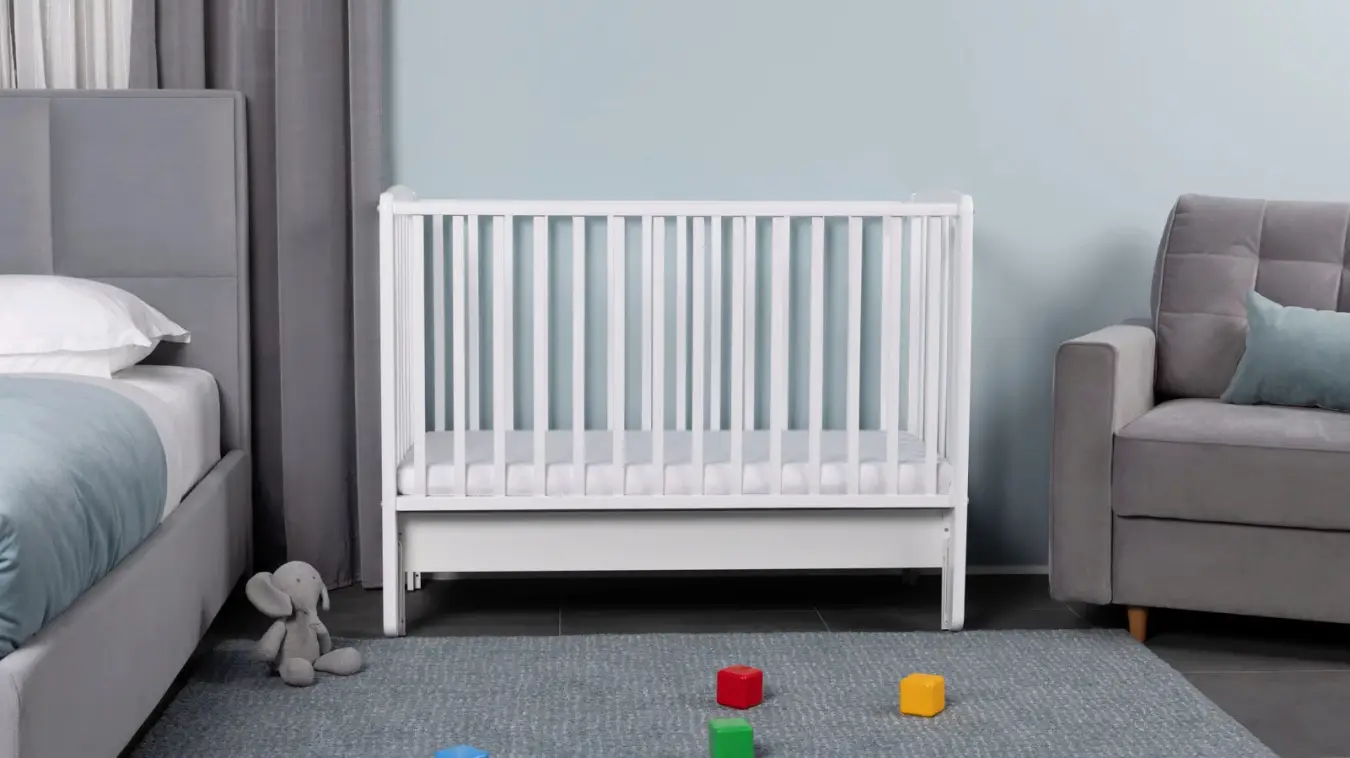 Детская кровать для новорожденного Born с продольным маятником фото - 1 - большое изображение
